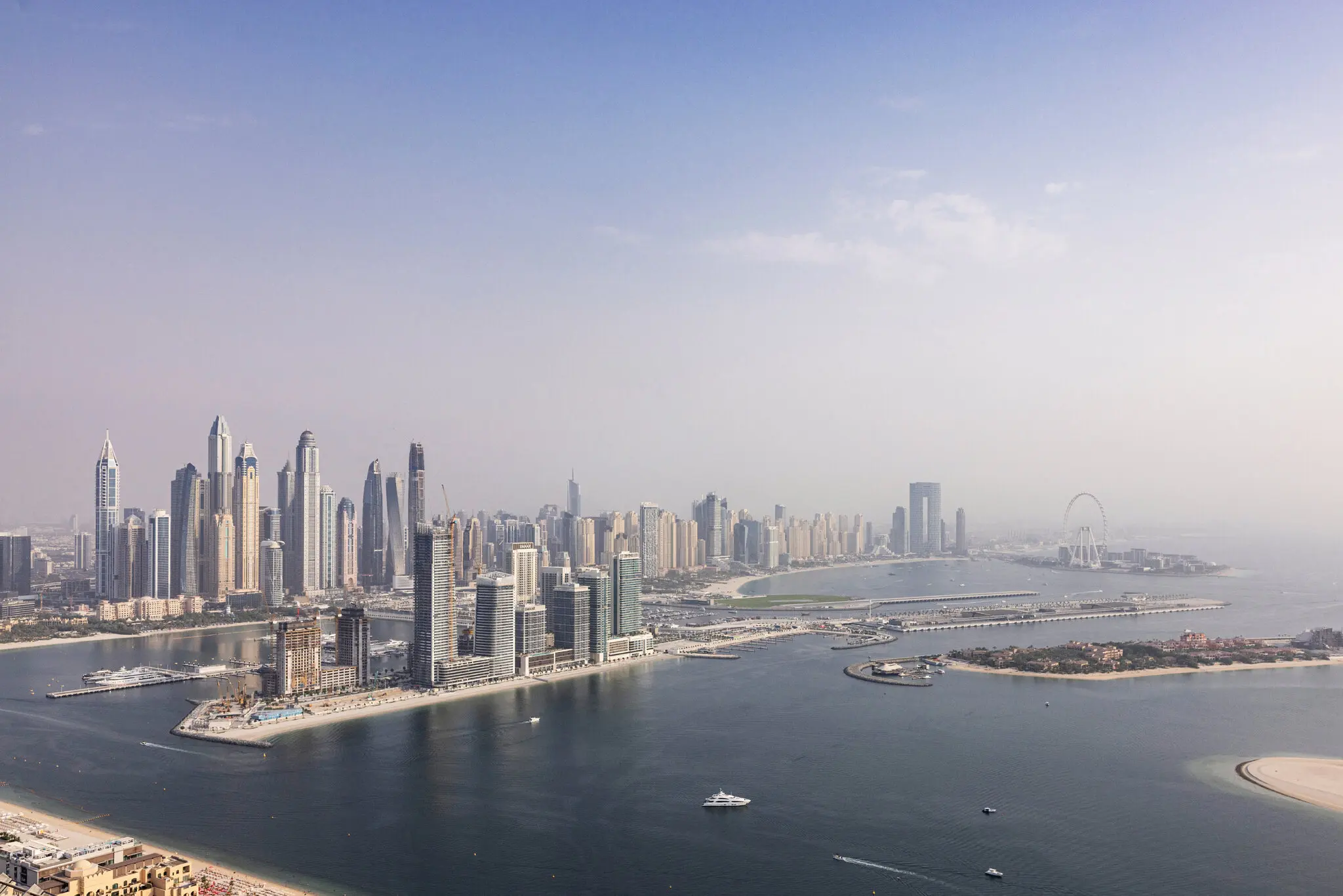 Для заможних росіян Дубай став улюбленим притулком. Пан Пригожин сказав, що може натрапити на сотню росіян, коли спускається вниз на сніданок.